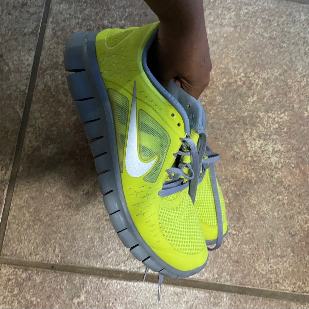 NIKE ATHLETIC SHOES GREEN GRAY WHITE Women's 8 / Youth and Men's 7